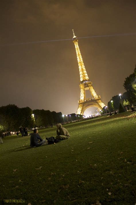 Picnic by the Eiffel Tower | Eiffel tower, Places to see, Dream vacations