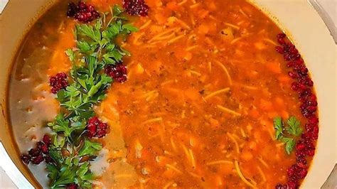 طرز تهیه سوپ مرغ خانگی ساده و خوشمزه با رشته برای سرماخوردگی