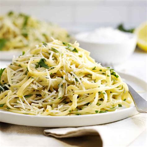 Pasta Aglio e Olio {Pasta with Garlic and Oil} - Pinch and Swirl