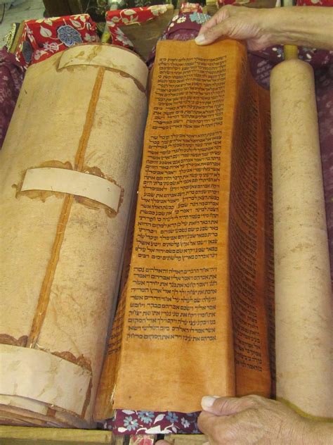 Torah scroll (Yemenite) - Wikipedia