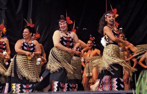 A Maori dance ensemble (kapa haka) performing. | Neuseeland, Ayers rock