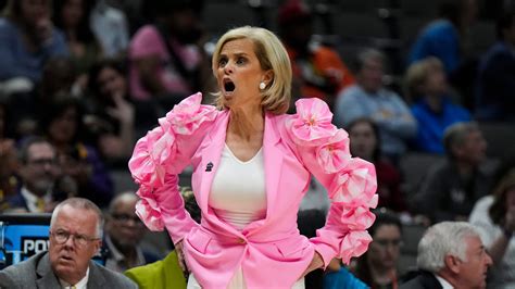 Kim Mulkey outfit: LSU coach wears pink flowers for Final Four