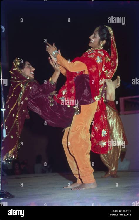 Folk Dance, Giddha, Punjab Stock Photo - Alamy