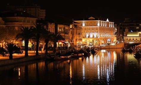 AVEIRO at night..... Fotografia:Carlos Martins - Aveiro Lovers Portugal, Canal, Structures, Bee ...