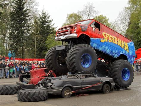 Spektakuläre Show: Monster-Trucks und Auto-Stunts