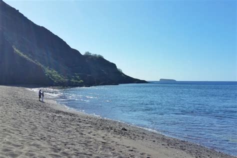 Oneuli Beach (quiet + views!) 🌴 a kind of black sand beach in South Maui 🌴 Hawaii travel blog ...