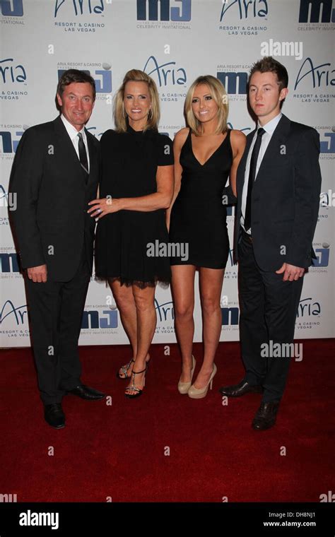 Wayne Gretzky Janet Jones-Gretzky Paulina Gretzky Ty Gretzky Sports Stock Photo: 62272841 - Alamy