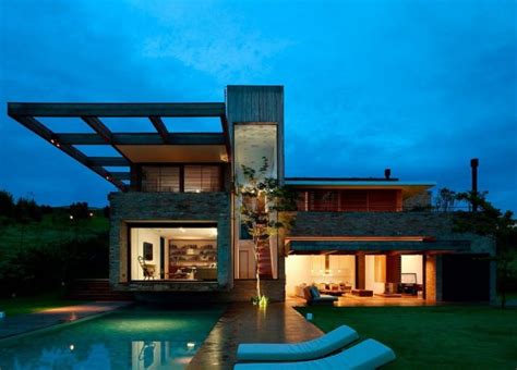 São Paulo Country House Becomes One with the Landscape