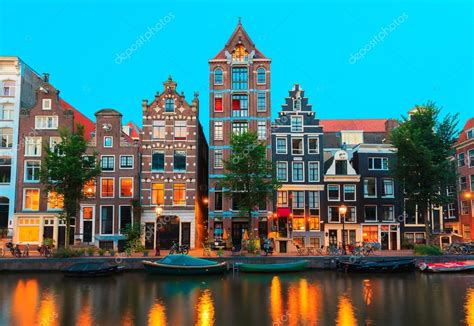 Night city view of Amsterdam canals and typical houses, Holland, Stock ...