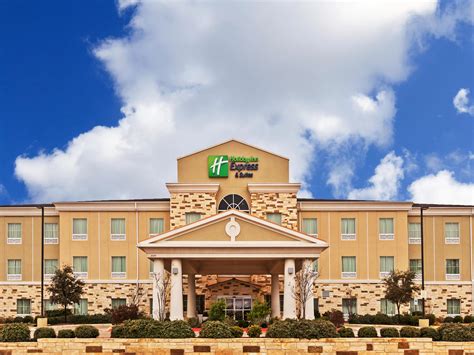 Affordable Hotel in Brady, TX | Holiday Inn Express & Suites Brady