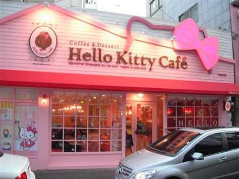 Fashion Dolls at Van's Doll Treasures: Dinner at Hello Kitty Cafe Pt 1 (Photostory)