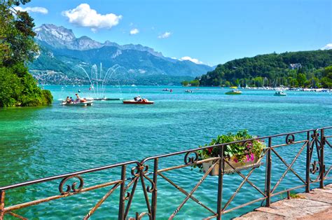 Annecy en été depuis les jardins de l'Europe. L'ile aux cygnes. | Lac annecy