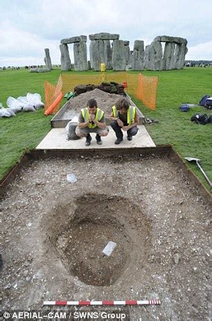 Stonehenge burial pit for Neolithic elite contains 'surprising' number of women | Daily Mail Online