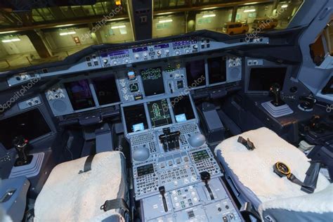 Emiraten Airbus A380 vliegtuig cockpit interieur – Redactionele ...