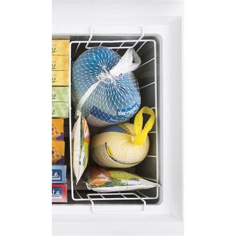 Hotpoint 4.9-cu ft Manual Defrost Chest Freezer (White) in the Chest ...