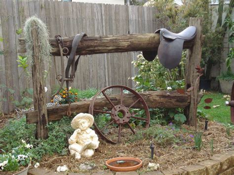 Love this western themed flower bed. | Rustic garden decor, Rustic garden fence, Country garden ...