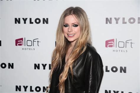 Avril Lavigne Recovering From Lyme Disease