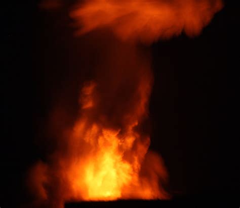 Lava-lit Plume 1 | I took all the volcano photos freehand, w… | Flickr