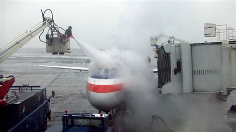 Aircraft De-Icing: Why They Spray Aircraft – AeroSavvy