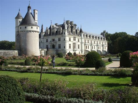 File:Chateau de chenonceau from formal gardens.JPG