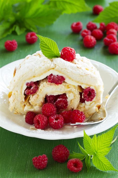 Raspberry meringue roulade | MummyPages.ie