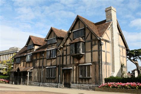 Tudor Architecture, Explained: History and Characteristics - Homedit