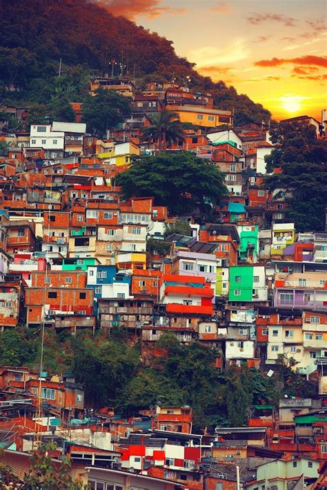 Favela à Rio de Janeiro. http://www.lonelyplanet.fr/article/les-favelas-de-rio-de-janeiro # ...
