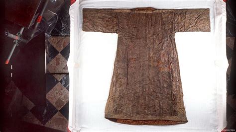 German cathedral shows off robe relic | News | DW | 13.04.2012