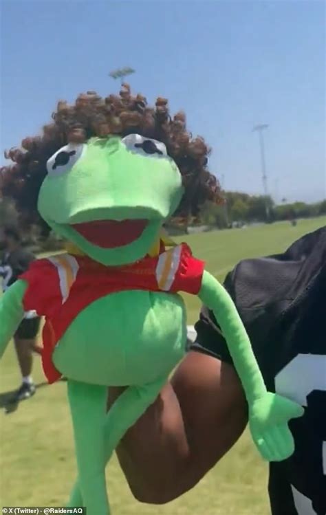 Raiders Taunt Patrick Mahomes with Kermit the Frog Doll at Training ...