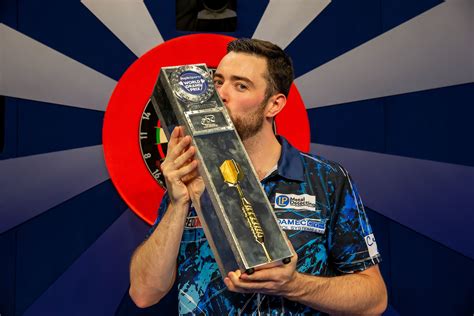 Humphries scoort sterk en wint eerste major | Darts Actueel