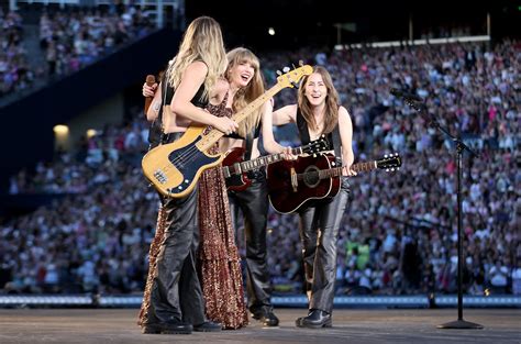 Taylor Swift debütiert „No Body, No Crime“ mit Haim beim Seattle-Konzert