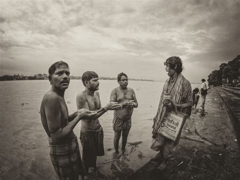 Old rituals being followed along the Ganges - Exibart Street