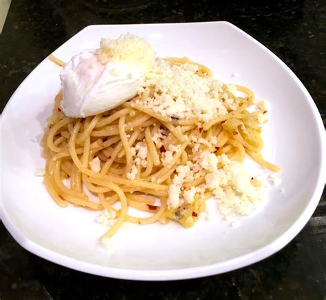 How to Make Easy Carbonara With a Poached Egg