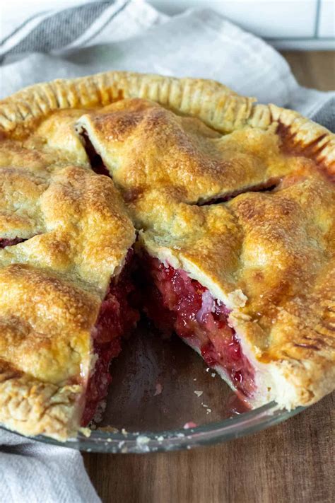 Homemade Strawberry Rhubarb Pie - The Hungry Bluebird