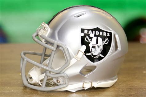 Las Vegas Raiders Riddell Speed Mini Helmet – Green Gridiron, Inc.