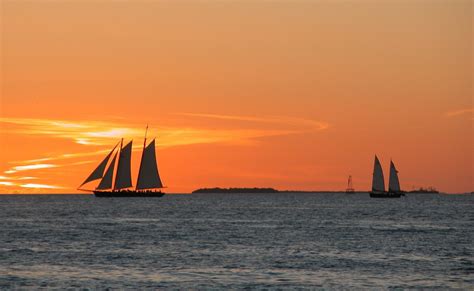 Destin Waterfront Restaurants: Top 7 Spots for Good Views, Food