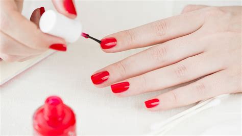 How to Paint Your Own Nails With Your Non-Dominant Hand — Expert Advice ...