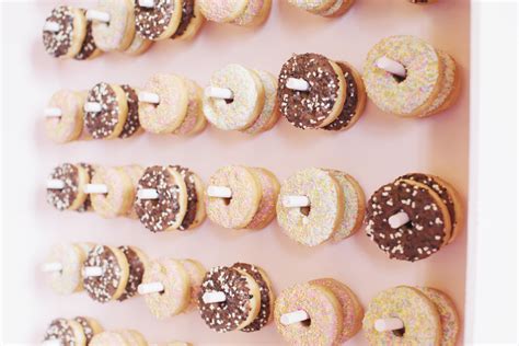 Donut Decor: Edible Party Displays * The Holidaze Craze