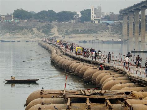 Pontoon bridge in ancient city -Varanasi This Pontoon bridge is ...