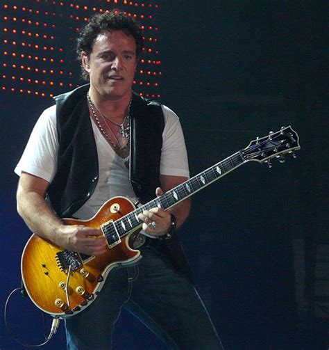 10 Famous Gibson Les Paul Players and Their Guitars - Spinditty