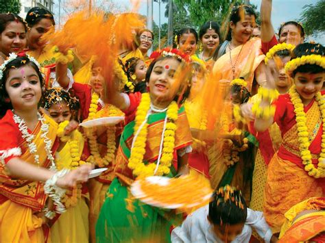 Purulia, West Bengal: Folk Holi | Holi festival of colours, Holi ...