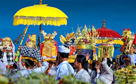 Mengetahui Makna dan Tujuan upacara Melasti Tradisi Hindu di Bali - Future Bali