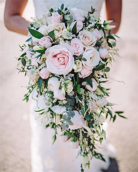 #Weddingposes | Wedding bouquets pink, Flower bouquet wedding, Cascading wedding bouquets