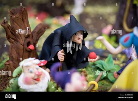 Witch poisoned apple snow white hi-res stock photography and images - Alamy