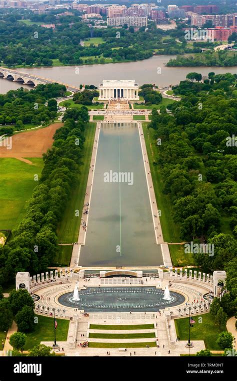 World War II Memorial, Reflecting Pool and Lincoln Memorial as seen ...