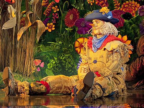 Jamie McKnight on Falling for Laughs as Scarecrow in National Tour of ...