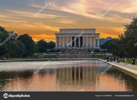 Lincoln Memorial Reflecting Pool Viewed World War Memorial Stock Photo by ©WOPictures 670696520