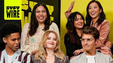 The Cast Of Marvel’s Runaways Are On The Run | NYCC 2019 | SYFY WIRE - YouTube