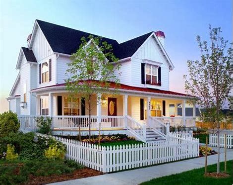 26 Cheery White Picket Fence Ideas and Designs | Modern farmhouse exterior, Farmhouse exterior ...