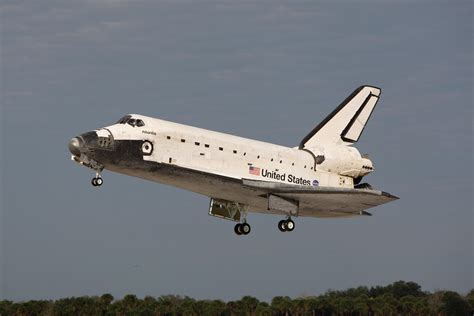 File:Space Shuttle Atlantis landing at KSC following STS-122.jpg ...